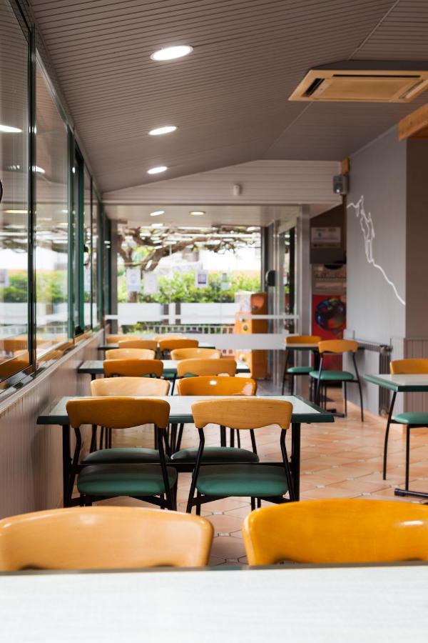 Hostal Restaurant Roma Cubells Exterior photo